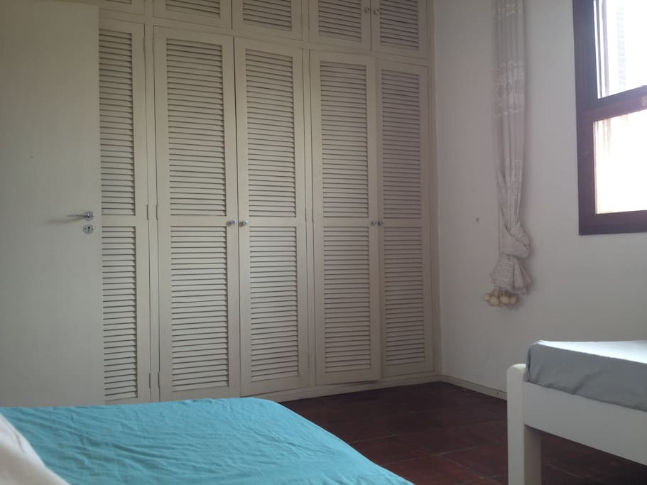 Armário do quarto branco.