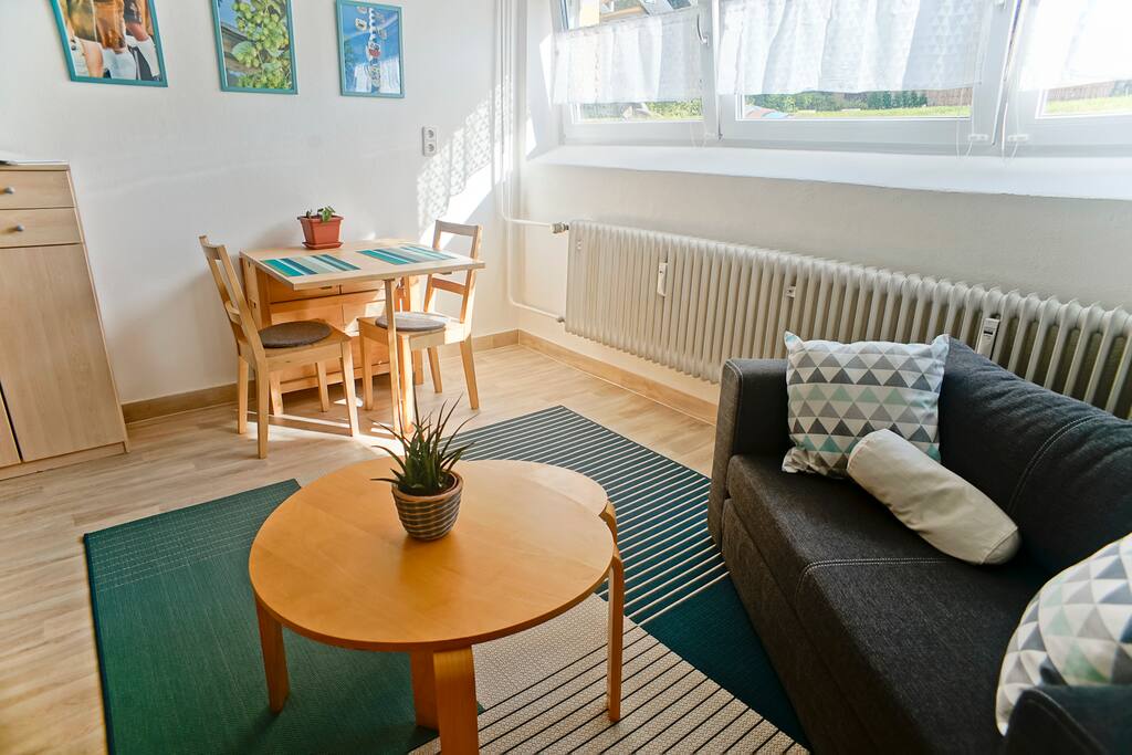 Auf dem kleinen Sofa lässt es sich nach einem anstrengenden Tag gut entspannen.
