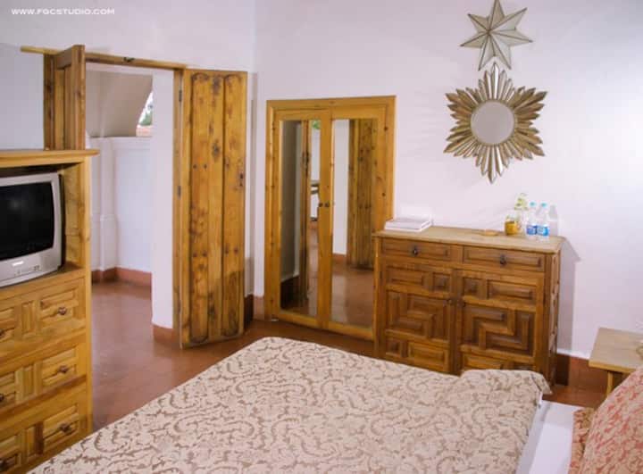 עם ריהוט עץ מקומי