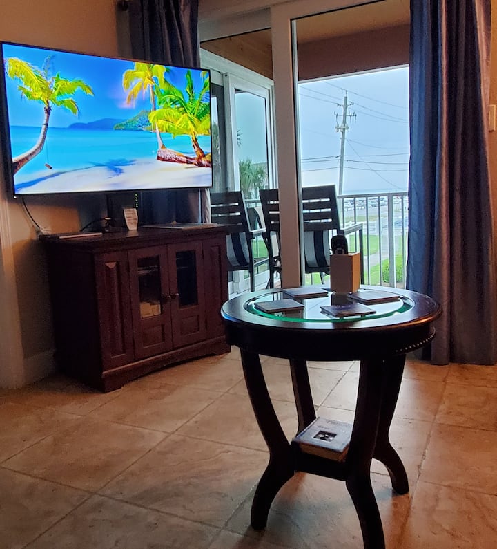 סלון עם נוף פתוח למפרץ!  טלוויזיה חכמה 55אינץ ' Vizio, כבלים, אינטרנט אלחוטי, ספה נפתחת, מושב אהבה, Lazy Boy Rocker Recliner.