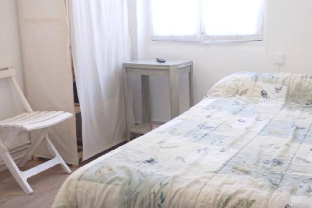 La Chambre Vert Jade -avec 1 Lit Double, petite Table, Chaise; Armoire (penderie et étagères)-