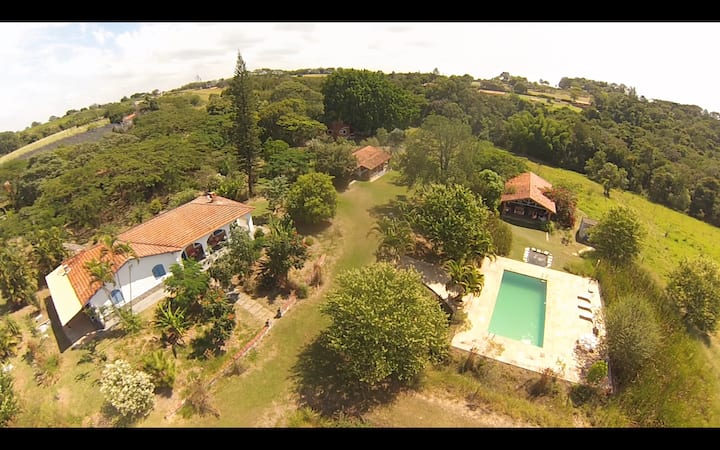 Chácara, Sítio e Rancho de temporada em Avecuia do alto, Porto Feliz / São Paulo. Aluga-se Chácara em condomínio, Salão de Jogos, Piscinas, Churrasqueiras, Forno de pizza, Campo, 5 Quantos, 7 Banheiros