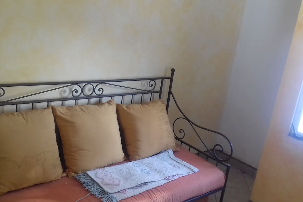 Sofa con cama integrada con ruedas
