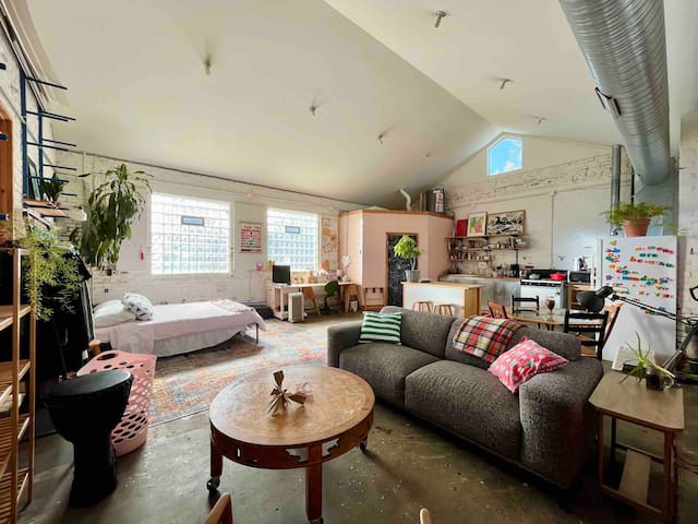 Unique Carriage House: Fun for the whole family!