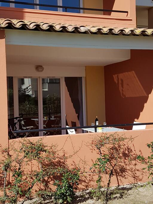 terrasse 10 m² couverte, vue jardin et port