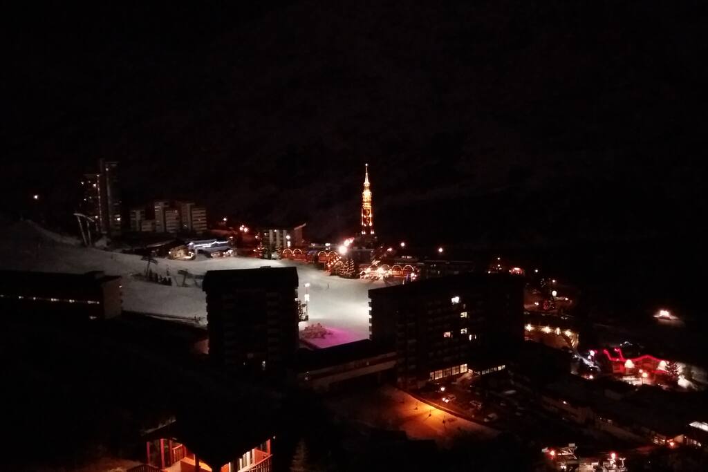 vue du sejour en nocturne