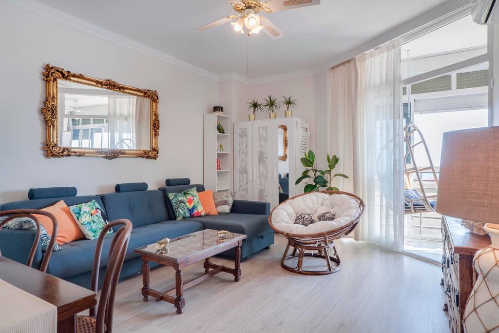 Estancia principal con aire acondicionado y calefacción
