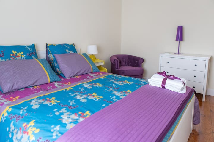 My Home in Porto - Purple bedroom