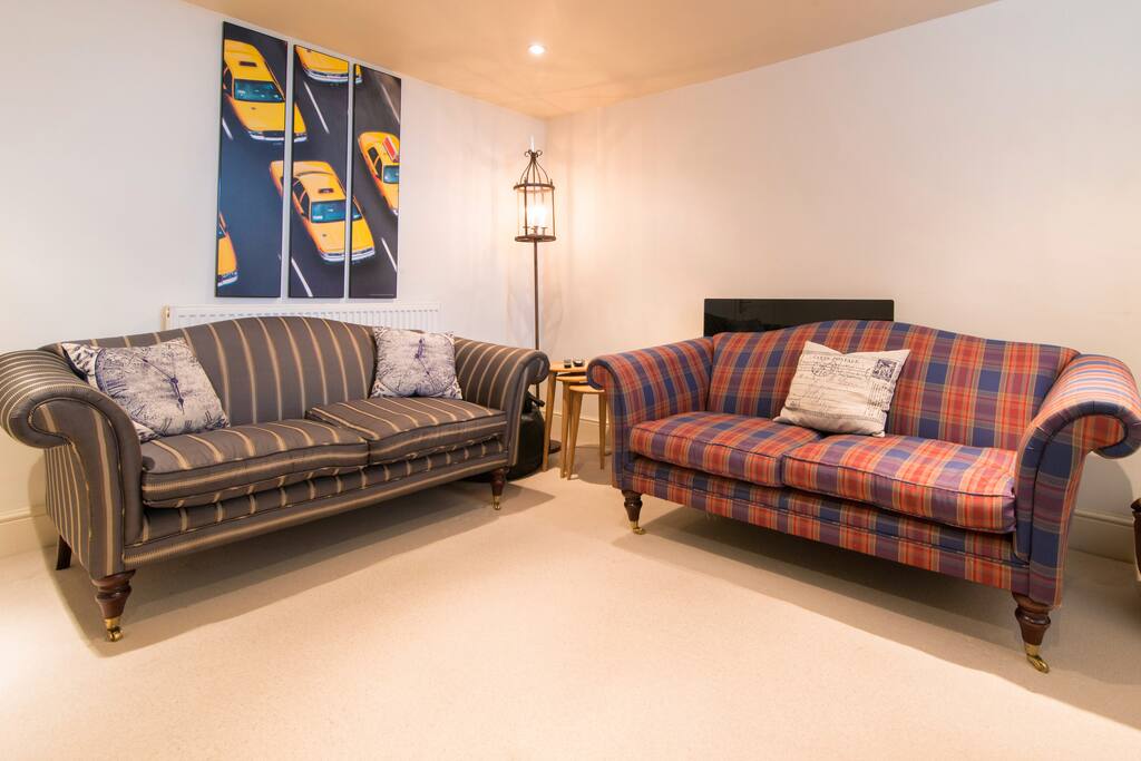 Spacious sitting area foe 4 guests.