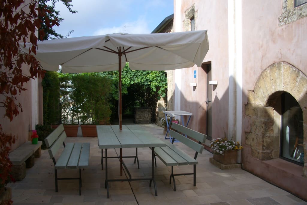 CORTE PRIVATA - TAVOLO DA PRANZO
