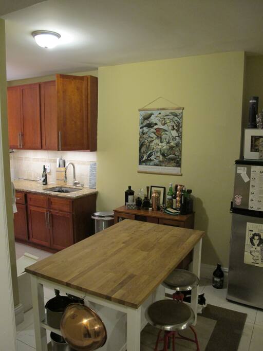 Kitchen island & pots n pans