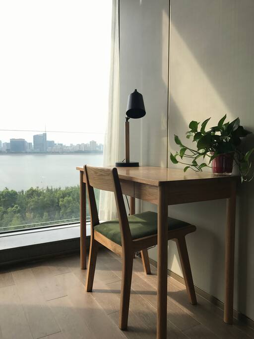 临窗工作区