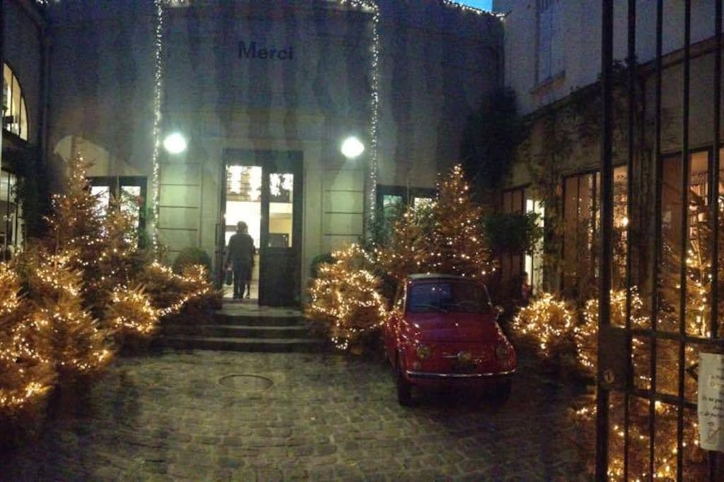 Merry Christmas in Paris!!!
Féérie de Noël autour du concept store MERCI!!!