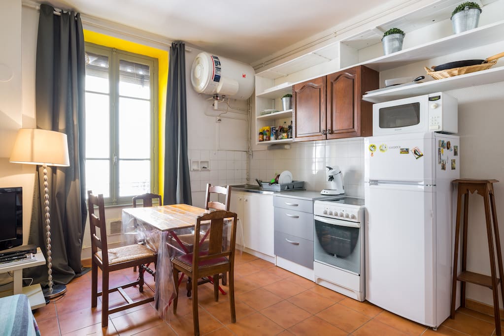 Cuisine salle à manger spacieuse avec un canapè clic clac qui vous permet d'en faire une chambre la nuit