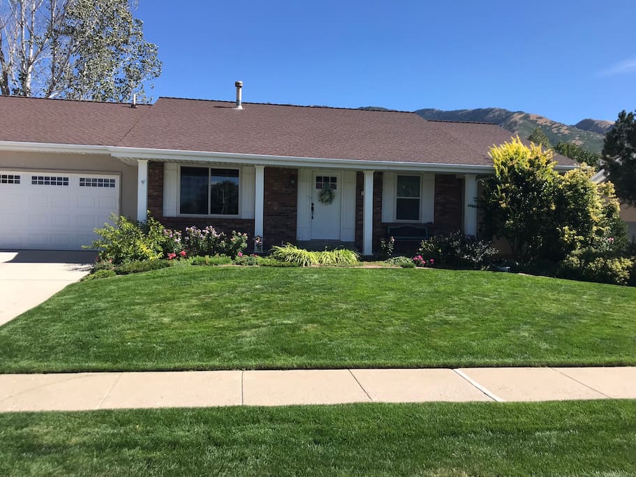 3400 square foot rambler. We’ve lived in this home for over 17 years now with the same neighbors on both side that entire time.