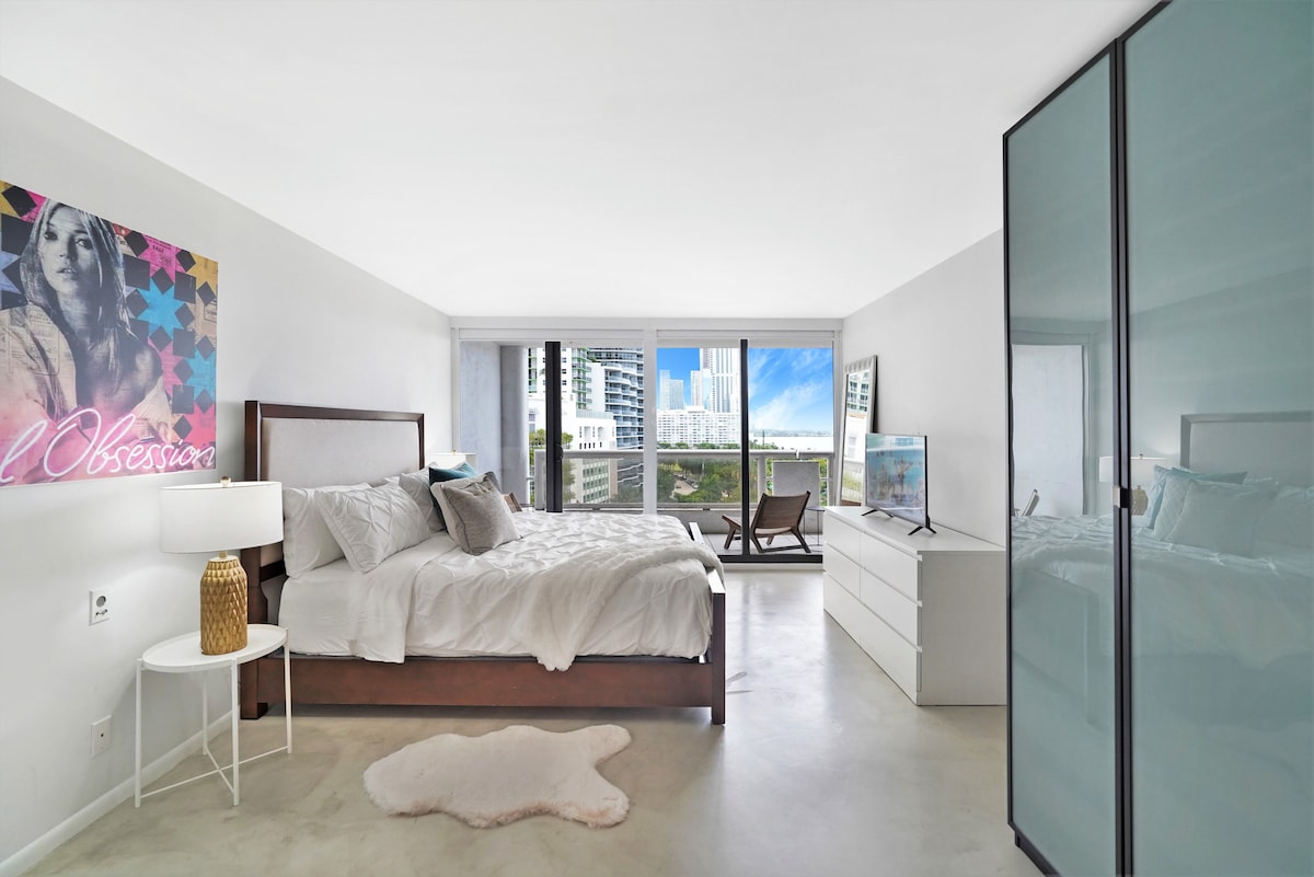 Hoofdslaapkamersuite, kingsize bed, toegang tot het balkon, Roku-streaming-tv, inloopkast, wastafel, grote eigen badkamer