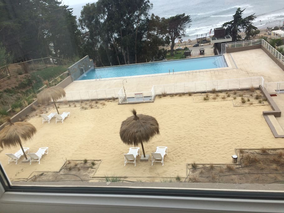 Vista desde dormitorio principal a piscina y reposeras