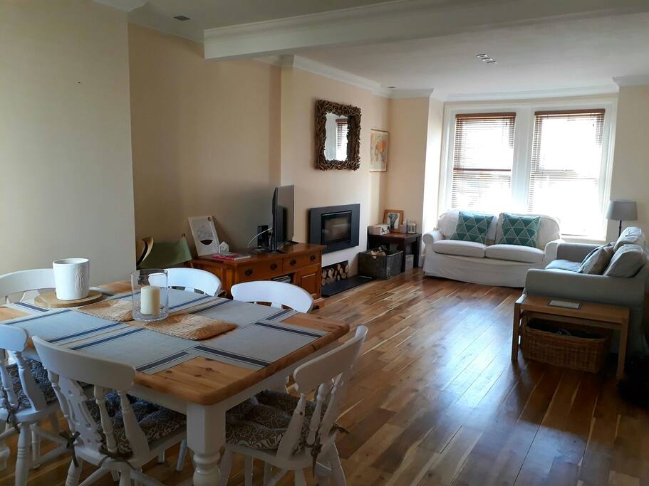 Lounge / dining area
