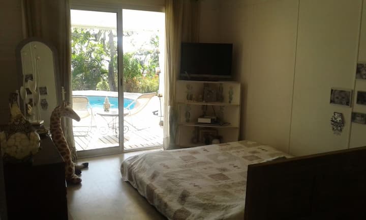 ห้องนอนใหญ่พร้อมวิวสระ - Océan