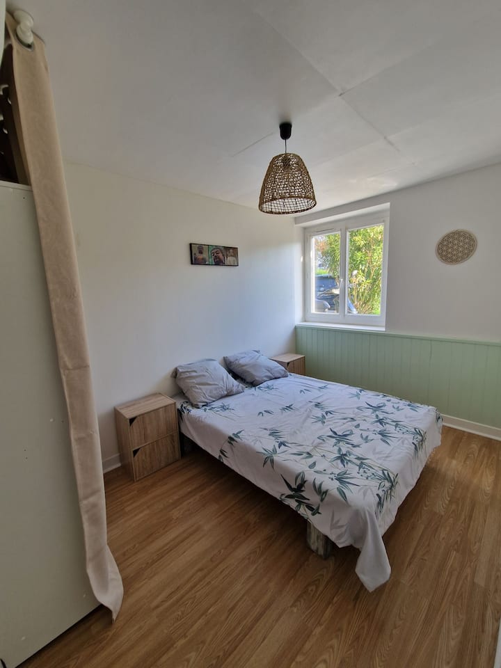 带双人床的客房