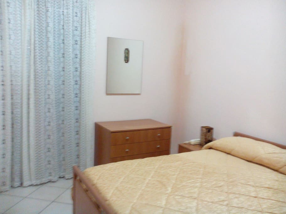 In questa foto si può osservare la camera da letto con letto matrimoniale e armadio oltre ai vari comodini