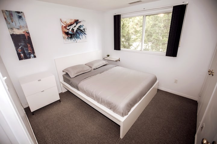 الخيار 1: غرفة النوم الرئيسية بسرير وخزانة ملابس بمقاس كبير