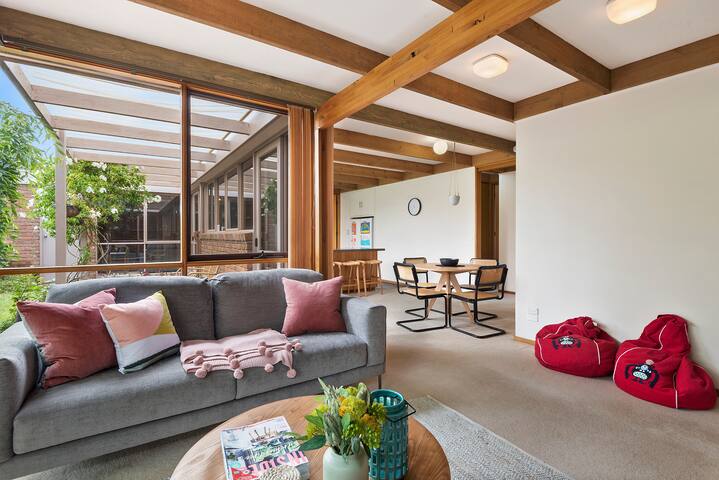 Stylish single storey Family Home near the Beach gallery image 3