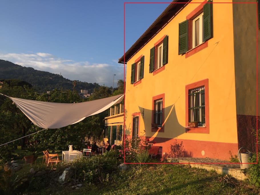 Tre piani a disposizione degli ospiti. Zona laterale a disposizione dei padroni di casa.