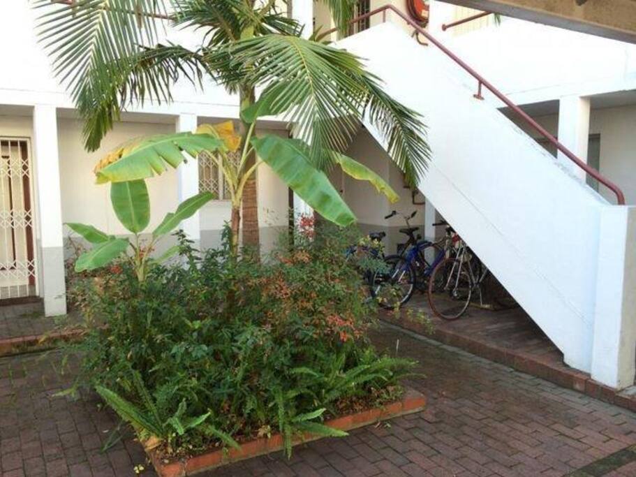 Access to 1st floor apartment (2 storey & attic)