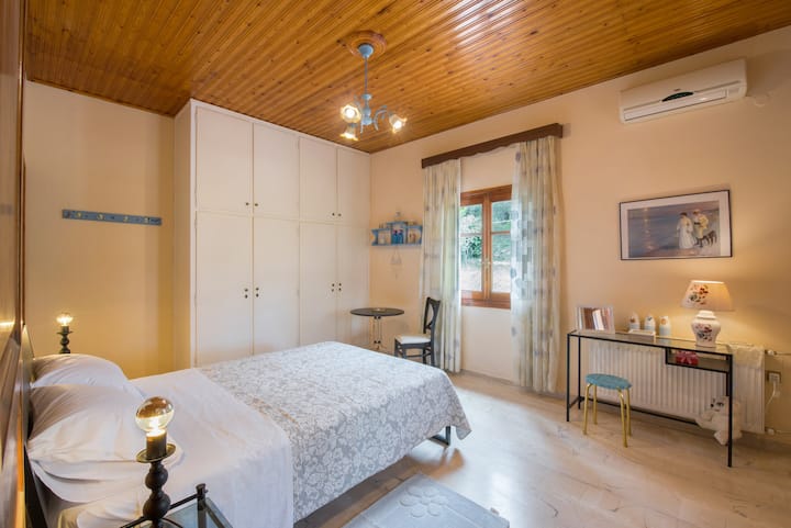 El dormitorio más grande de la casa. Cama tamaño king, tiene su propio baño privado (con ducha) y acceso a la sala de estar exterior y al jardín.