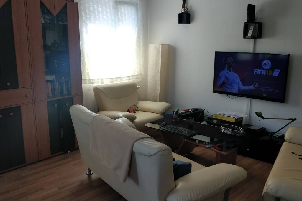 Sitzecke mit Fernseher, xbox und WLAN