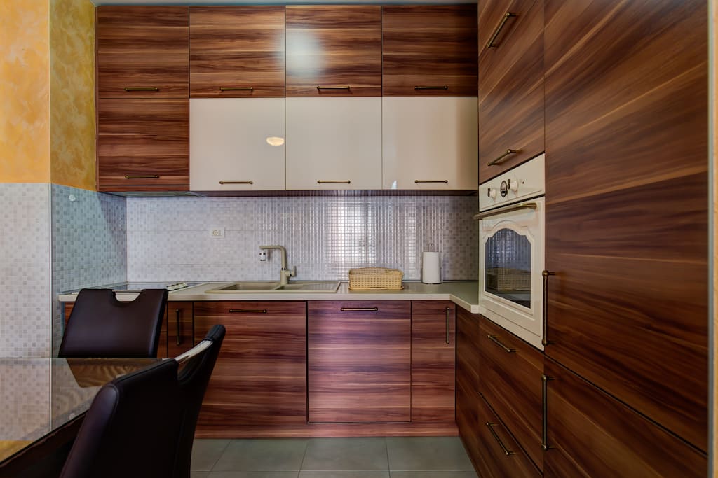 A modern kitchen at your disposal, there is also a dining table with 6 chairs.