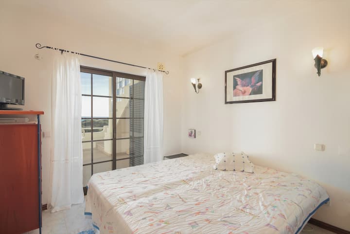 Dormitorio 2 con vistas al mar y salida al balcón y terraza en la azotea.