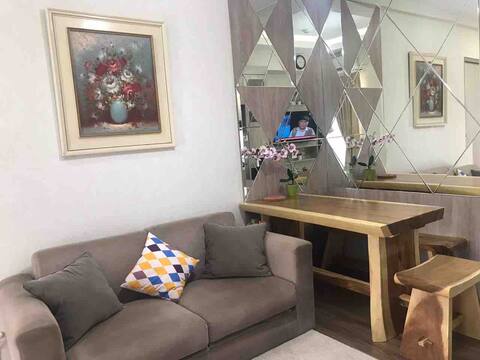 Akasa Spacious Suite Apartm, Modern Lux & Cozy