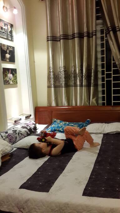 King size bed. Now no kids living in the house.
Giường 1.8m x 2m. Giờ không có trẻ con ở đó.