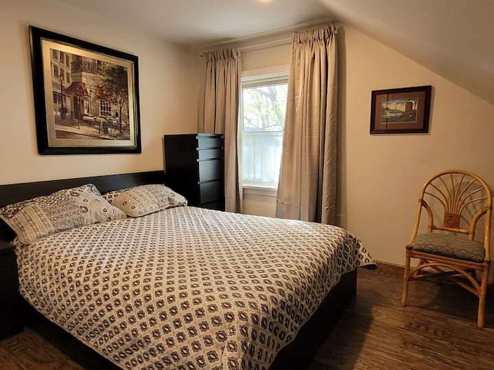 Спална соба5-ап горен кат со брачен кревет+единечен