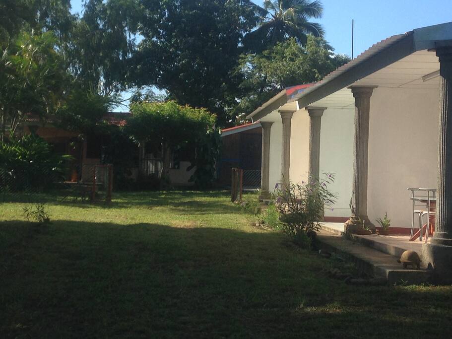 Ambiente campestre y privado a 15 minutos de Masaya, 30 de Managua y 25 de Granada. Minisuper a 20 metros y super a 4 kms. Parque Volcán Masaya a 1.5 Kms.
Country and private environment, 15 minutes from Masaya, 30 from Managua and 25 from Granada. Minisuper to 20 meters and supermarket and movies at 4 kms. Volcano Masaya Park at 1.5 Kms.