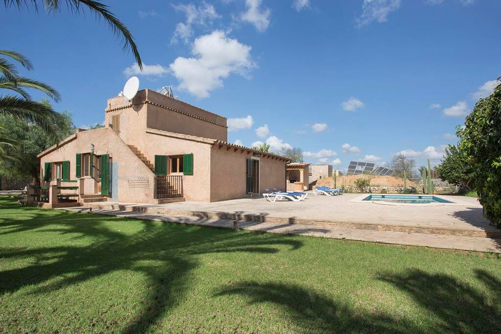 Garden, house and swimming pool
