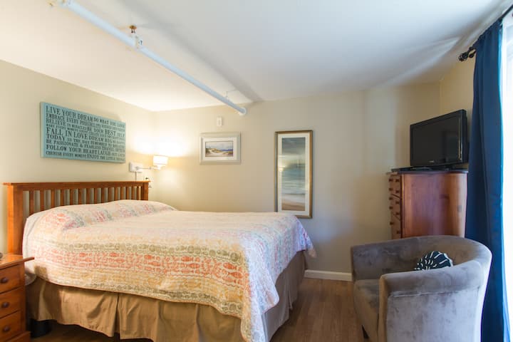 Suite con dormitorio independiente con televisión Roku y su propio baño completo. Cuna y packnplay disponibles, pero deben organizarse al reservar.
