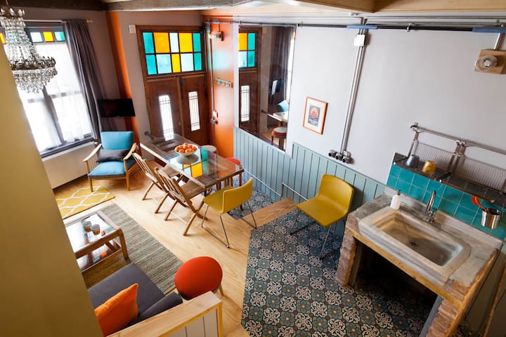 حوض رخامي أصلي وبلاط أسمنت.