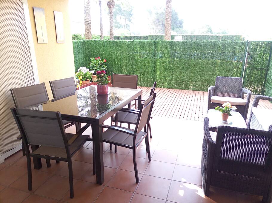Terreza a privada a la piscina con mesa comedor y mesa de estar. Perfecto para comer en la terraza disfrutando del sol!