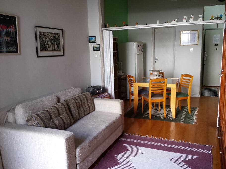 EN: Dinning table is extendable
FR: Table à manger est extensible
ES: La mesa del comedor es extensible
PT: A mesa de jantar é extensível