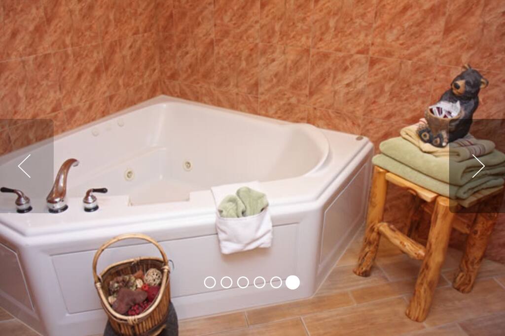 Gateway Honeymoon Suite
Splurge in our Jacuzzi Tub
