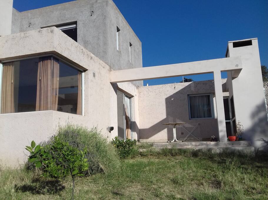 Vista desde el jardín. Estudio en la planta alta