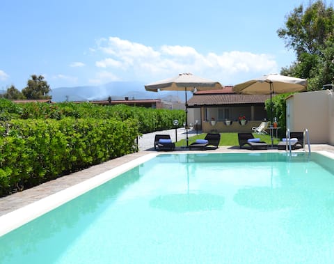 Charming villa very close to the sea with pool