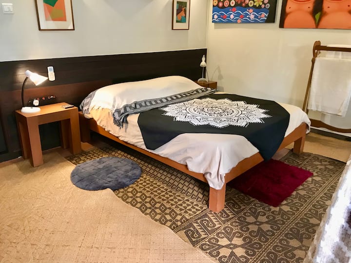 Chata je vybavená manželskou posteľou a peknými prvkami.