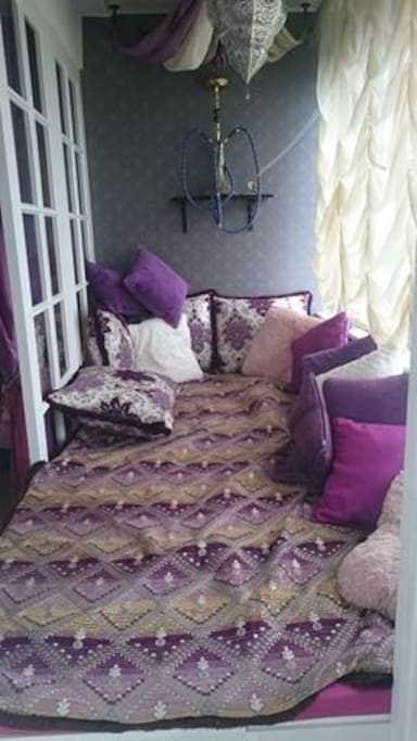 Master bedroom / lounge area extra bed