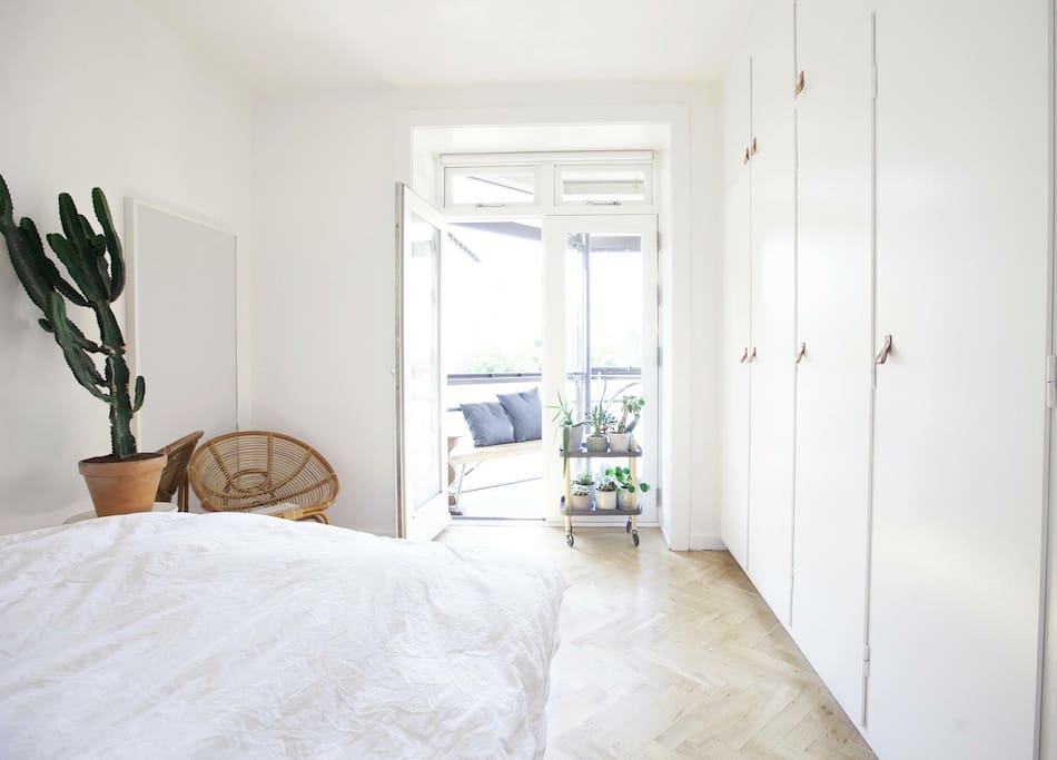 Bedroom with double bed (140 cm wide)
