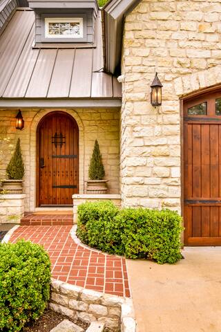 Luxury Lake Austin: Pool, Hot Tub & Boat Dock gallery image 2