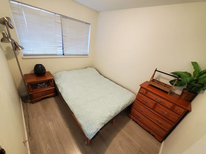 A reserva de um quarto inclui este quarto com uma cama queen size